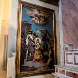Ai lati il santo � ritratto anche in due tele del 1922 realizzate da Michele Montrone, una in cui ne viene commemorata l'uccisione...